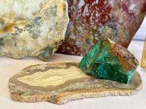 lot 68 image: Beautiful Assortment of Rock and Agate Slices