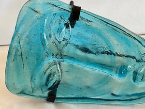 lot 1 image: Vintage Novica Aqua Blue Art Glass Wall Face Figurine with Iron Holder