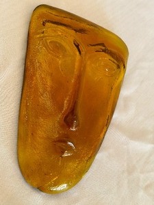 lot 3 image: Vintage Novica Amber Colored Art Glass Wall Face Figurine with Iron Holder