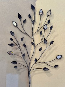 lot 79 image: Metal Leaf Decorative Wall Hanging