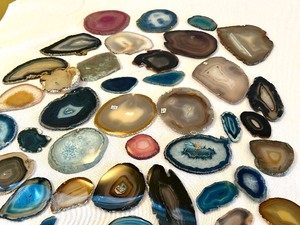 lot 91 image: Assortment of Agate Slices