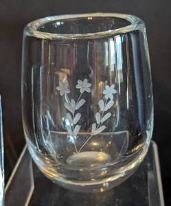 lot 64 image: Pair of Small Etched Crystal Bud Vases