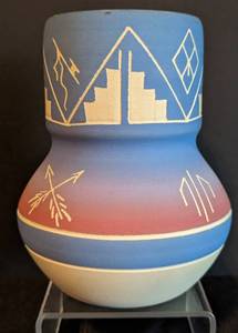 lot 108 image: Small Sioux Pottery Vase
