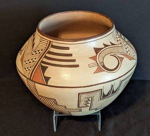 lot 109 image: Zuni Pottery Bowl by Nelson Vicenti