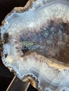 lot 117 image: Gorgeous Geode Slice