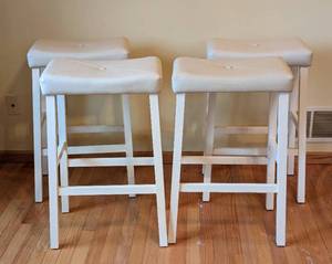 lot 121A image: White Barstool Set