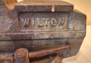 lot 211 image: Workbench Vise by Wilton