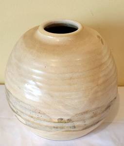 lot 239 image: Stunning Pottery Selection