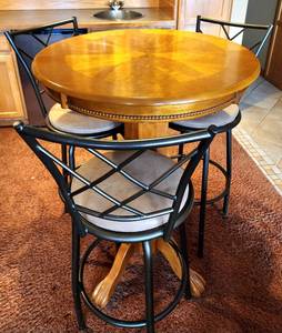 lot 247 image: Wonderful Pub Table & Stool Set