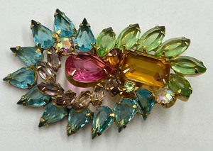 lot 155 image: Vintage Colorful Rhinestone Brooch