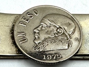 lot 306 image: 1975 Un Peso Money Clip