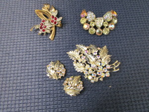 lot 40 image: Costume Jewelry
