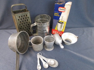 lot 49 image: Vintage Kitchenwares