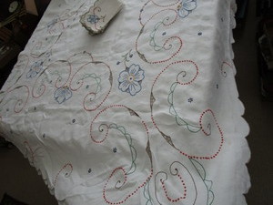 lot 50 image: Tablecloth & Napkins