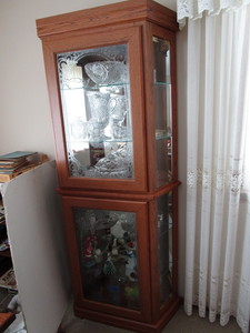 lot 2 image: Modern Curio Cabinet