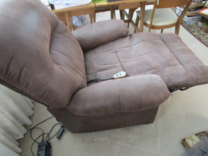 lot 9 image: Electric Lift Recliner
