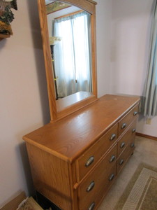 lot 19 image: Dresser