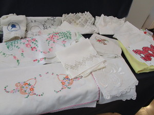 lot 99 image: Linens