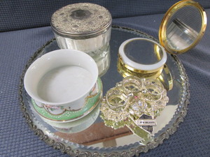 lot 111 image: Mirror Plateau, Dresser Items