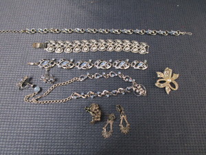 lot 113 image: Costume Jewelry