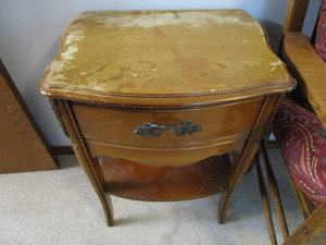 lot 119 image: End Table