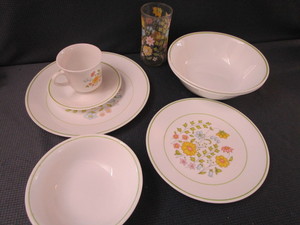 lot 146 image: Corelle Dish Set, Glasses