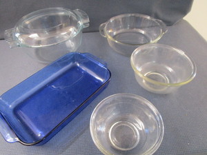 lot 132 image: Pyrex Baking & Bowls