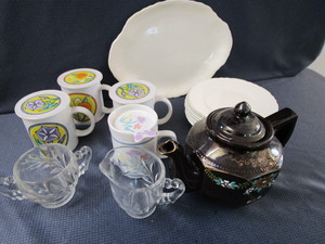 lot 137 image: Tea Mugs, Bowls, Teapot