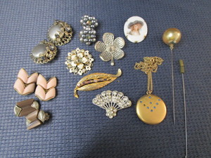 lot 161 image: Costume Jewelry