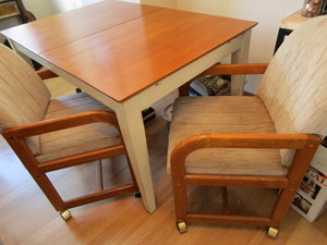 lot 18 image: Kitchen Dine Set