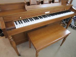 lot 10 image: Baldwin Piano
