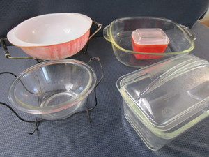 lot 181 image: Casseroles - Fire King & Pyrex