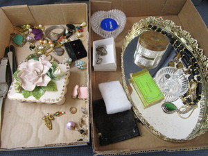 lot 190 image: Dresser Tray, Ring Holders
