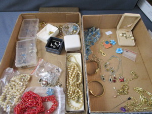 lot 191 image: Costume Jewelry