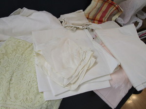 lot 236 image: Tablecloths & Napkins