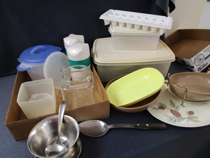 lot 246 image: RubberMaid, Melmac
