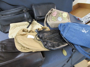 lot 250 image: Handbags & Purses