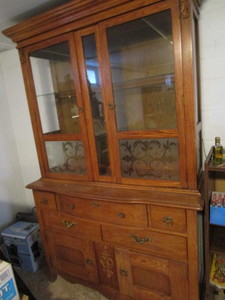 lot 6 image: China Hutch