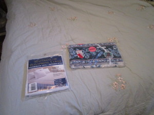 lot 280 image: Qu. Comforter, Sheet, Mattress Cover
