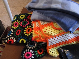 lot 281 image: Blanket & Afghans
