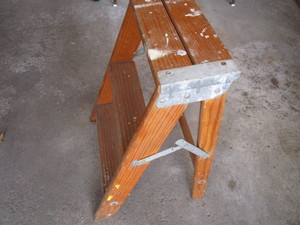 lot 324 image: Wooden Step Stool