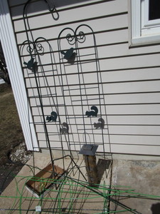 lot 326 image: Trellis, Cages, Hook, Feeder