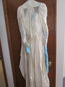 lot 335 image: Wedding Dress