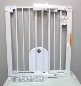 lot 71 image: Newnice Auto Close White 40-29 in. Safety Gate with Small Cat Door