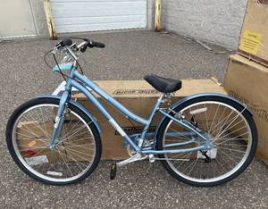 lot 108 image: Huffy Womens Casoria 27.5 Blue Comfort Hybrid Bike