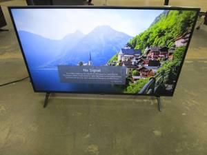 LG - 43 Class UQ75 Series LED 4K UHD Smart webOS TV (SMALL CHIP IN CORNER)