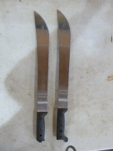2 Machetes
