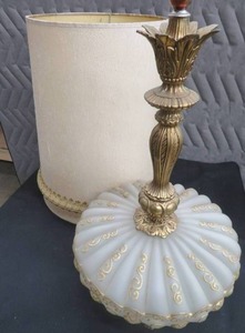 lot 1 image: VINTAGE MID CENTURY LAMP