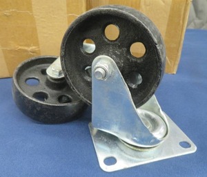 lot 4 image: 4 NEW HEAVY DUTY,LARGE CASTORS