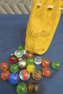 lot 17 image: VINTAGE MARBLES